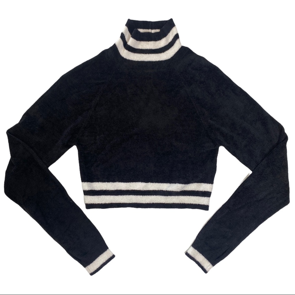 URBAN OUTFITTERS black & white, cropped, chenille turtleneck! 🎱